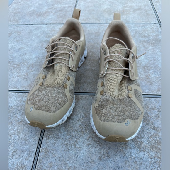 On running Cloud shoes - Picture 2 of 15